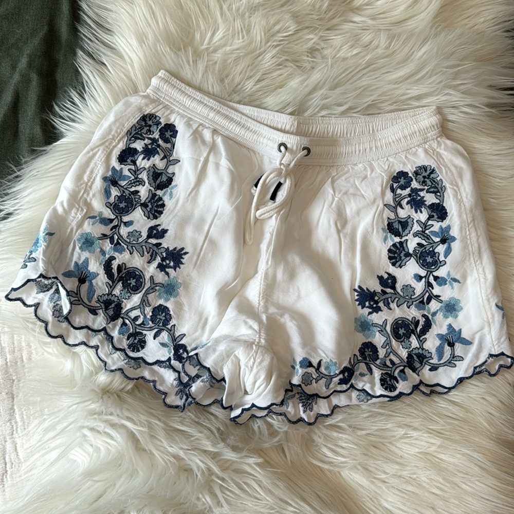 A b e r c r o m b i e  &  F i t c h • Embroidered boho beach short